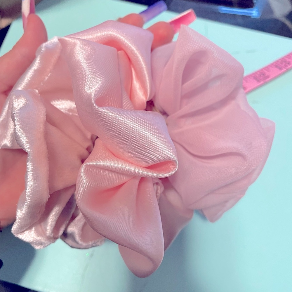 Tri scrunchie set “pretty in pink “